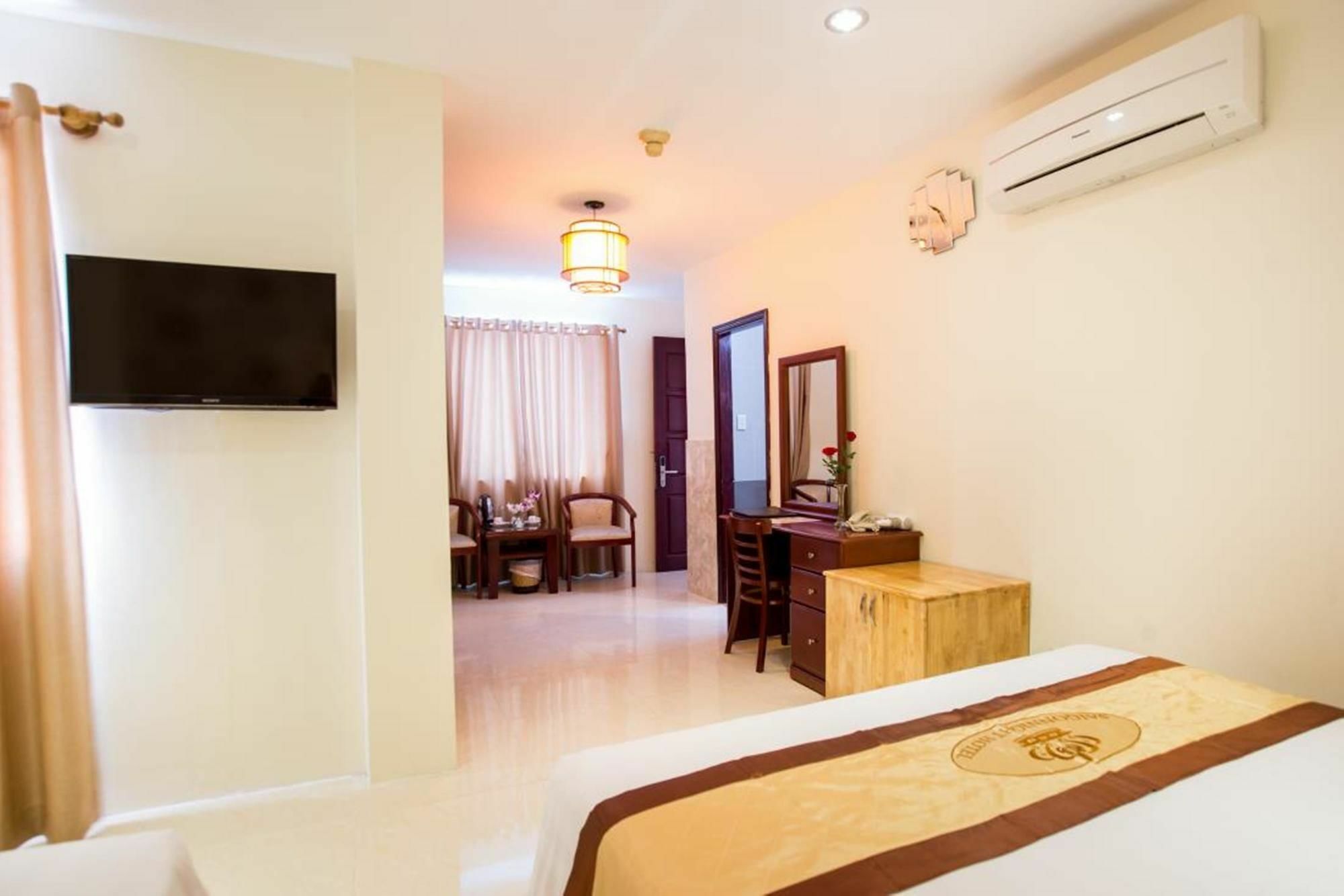 Hotel Saigon Night